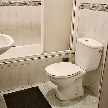 Lovely Double Room For Rent アパート オディヴェーラス